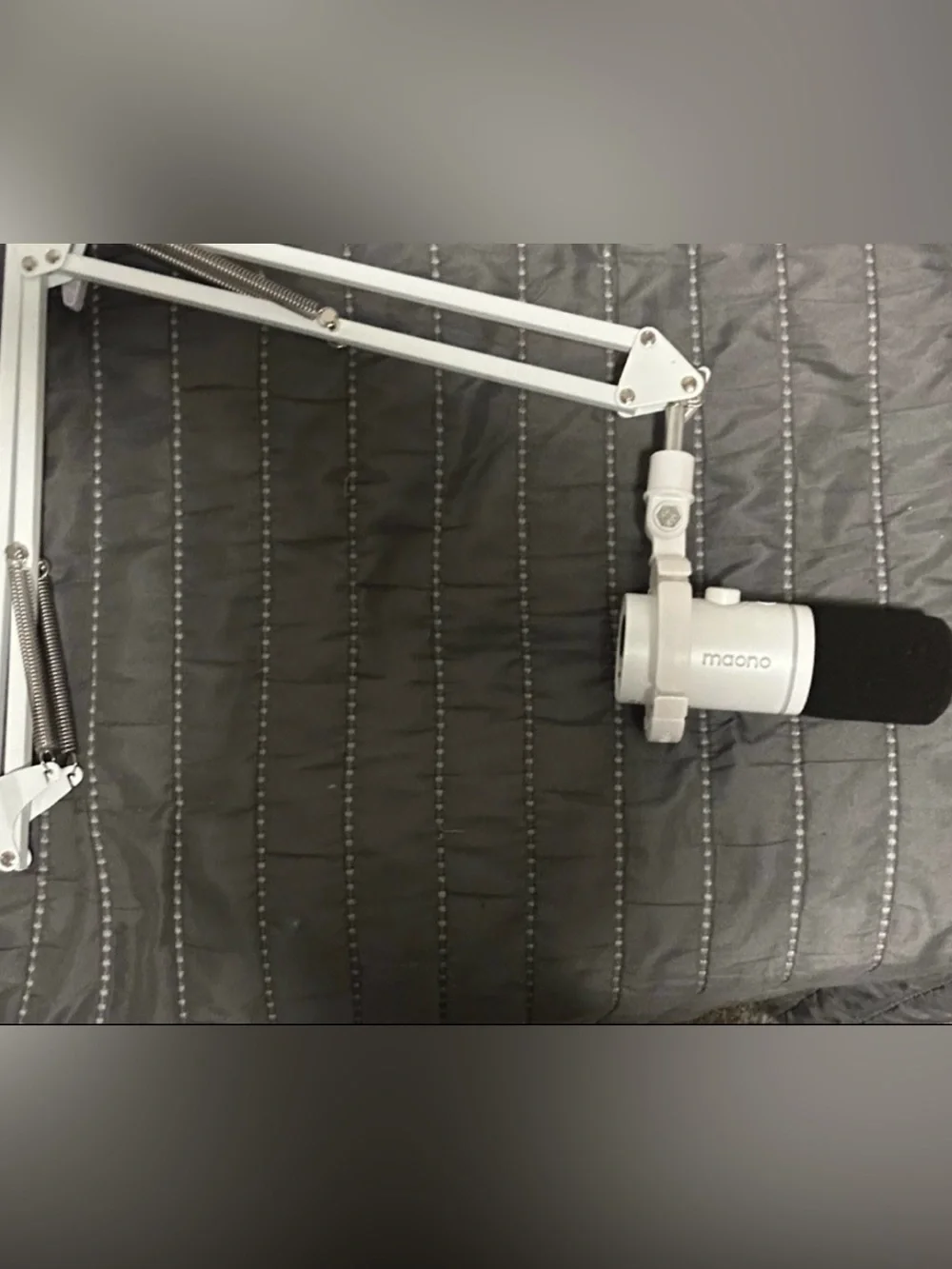 Maono White USB Broadcast Microphone with Adjustable Boom Arm RGB
